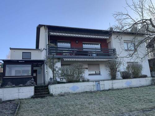 Rückseite mit überdachtem Freisitz - 5 Zimmer Einfamilienhaus in Waldsolms