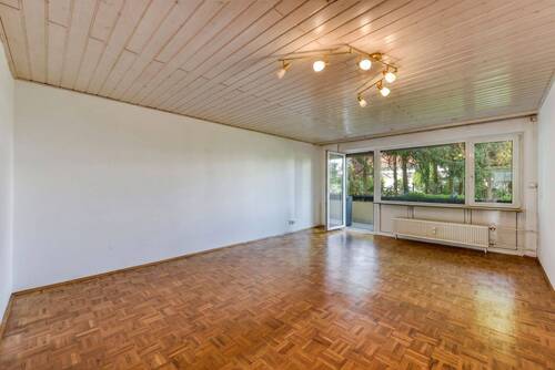 Wohnen von Tür - +++ Hochparterre mit Balkon - gute Raumaufteilung - Bad mit Fenster - inklusive älterer Einbauküche & TG-Stellplatz +++
