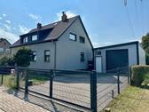 Garageneinfahrt - 4 Zimmer Doppelhaushälfte zum Kaufen in Halle (Saale)