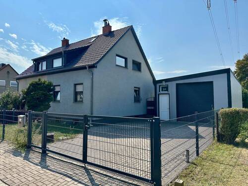 Garageneinfahrt - 4 Zimmer Doppelhaushälfte zum Kaufen in Halle (Saale)