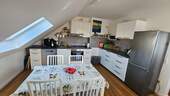 Küche mit Sitzmöglichkeit - 3 Zimmer Etagenwohnung in Reiskirchen
