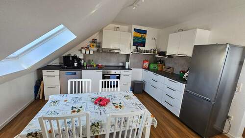 Küche mit Sitzmöglichkeit - 3 Zimmer Etagenwohnung in Reiskirchen
