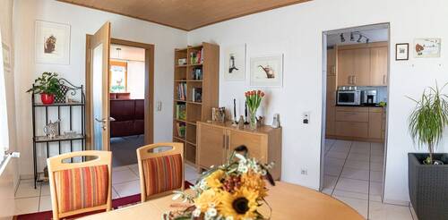 Erdgeschoss, Esszimmer mit Blick zur Küche und ins Wohnzimmer - 