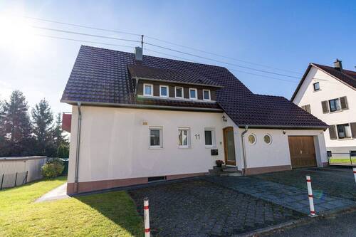 Objektansicht mit Eingang und Garage - 