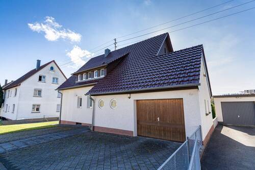 Objektansicht mit Garage - 