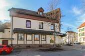 Haus Seitenansicht - 3 Wohnungen + 3 Apartments + Bäckerei im Herzen der Kurstadt Königsfeld - Um- und Ausbaupotential