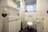 Maisonette, EG: Tageslicht Gäste-WC - 