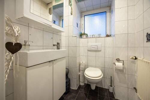 Maisonette, EG: Tageslicht Gäste-WC - 