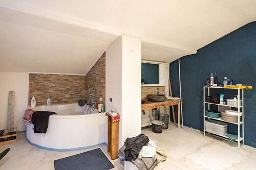 Penthouse: Tageslichtbad mit Eckbadewanne und Dusche (wird noch fertig gestellt) - 