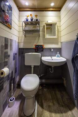 Gewerbe, EG, links: WC Damen - 