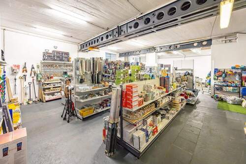 Gewerbe, EG, rechts: Laden/Lagerfläche - 