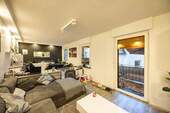 Haupthaus, OG:, Wohnzimmer mit Zugang zum Balkon - 