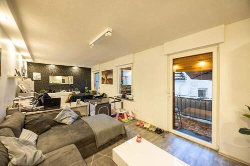 Haupthaus, OG:, Wohnzimmer mit Zugang zum Balkon - 