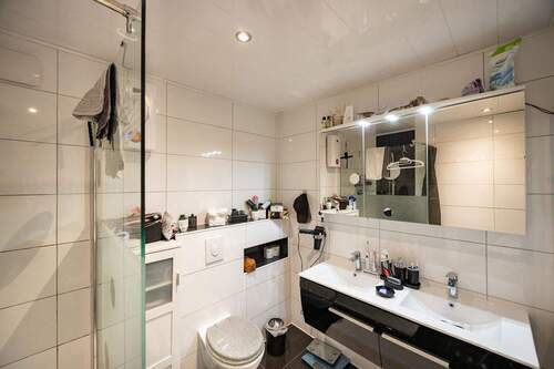 Haupthaus, OG: modernisiertes Bad mit Dusche - 