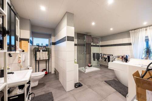 Maisonette, OG: riesiges Tageslichtbad mit freistehender Wanne und Dusche - 