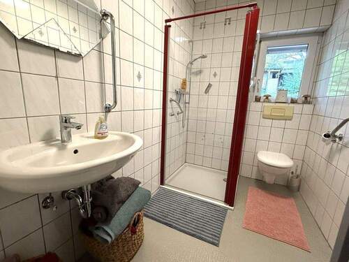 Badezimmer mit Dusche - 