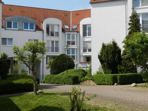 Hausansicht Hofseite - Schöne großzügige 3-Raum-Wohnung im 1. OG mit Einzelgarage - langjährig vermietet
