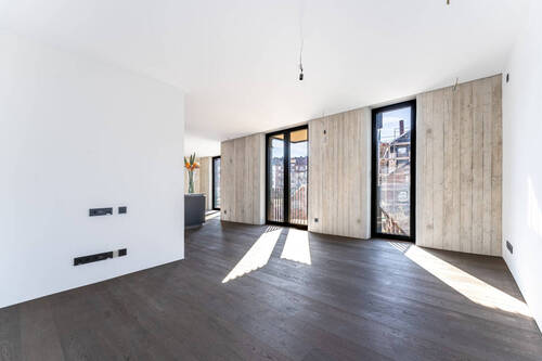 Wohnzimmer mit Zugang zum Balkon - 