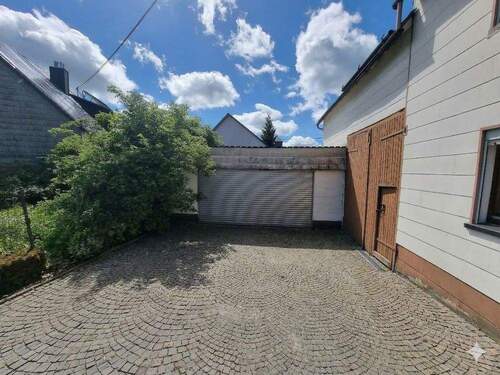Einfahrt Garage und Scheune - 7 Zimmer Einfamilienhaus in Oberroßbach