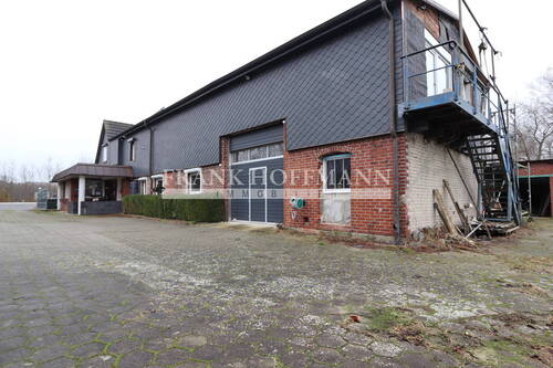 Garagen und Hoffläche - 5 Zimmer Einfamilienhaus in Alveslohe-Hoffnung