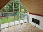 mit Blick in den Wohnbereich und in den Garten - 