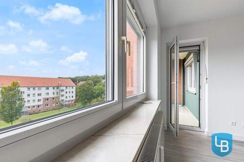 ... mit Zugang zum Balkon - 