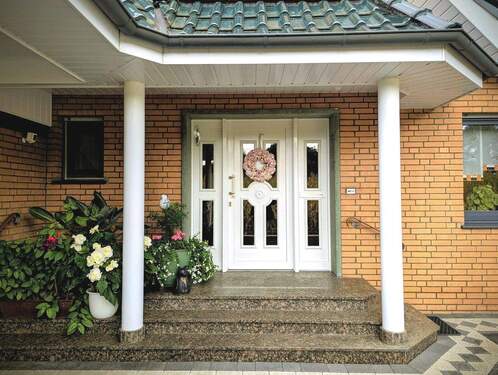 Eingangsbereich - Erdgeschosswohnung - 8 Zimmer Mehrfamilienhaus, Wohnhaus zum Kaufen in Andervenne