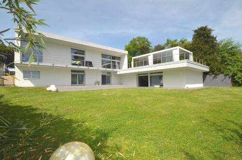 Hausansicht - EXKLUSIVES VILLENANWESEN - PREMIUM AUSSICHTSLAGE - MIT BEEINDRUCKENDER GARAGENKAPAZITÄT