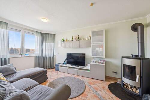 Wohnzimmer - Sonnige Oase: Helle 57 m² Wohnung mit großem Garten und toskanischem Flair