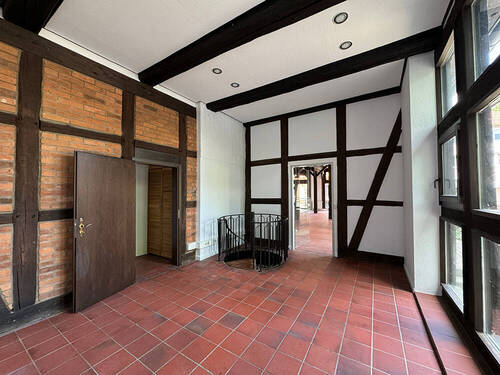 Raum mit Abgang zum Kellerraum - 