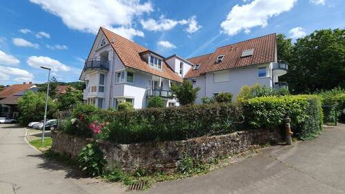 Straßenansicht mit Garten - 3 Zi.-ETW im EG mit Terrasse und Garage