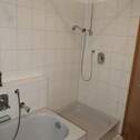 Bad mit Badewanne, Dusche und WC - 