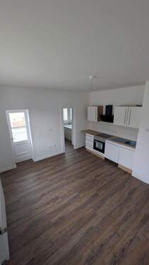 Küche, Zugang Bad & Loggia - Charmante neurenovierte 3-Zimmer-Wohnung mit moderner Küche im Erdgeschoss