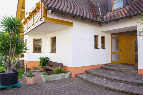 Hausansicht - Gemütliche, helle 2-Zimmer Souterrain-Wohnung mit Einbauküche, Abstellraum, Garage