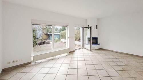 Wohnzimmer mit Kamin - 5 Zimmer Doppelhaushälfte in Berlin