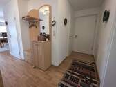 Wohnungszugang mit Garderobe/Flur - 