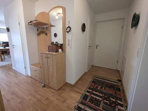 Wohnungszugang mit Garderobe/Flur - 