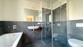 Bad mit Dusche, Wanne und Fenster - 