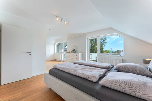 Elternbereich mit Balkonzugang und Ankleide - 