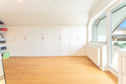 Ankleide im Elternbereich mit Balkonzugang - 