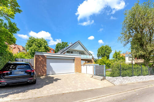 Garage mit Stellplatz davor - 