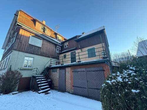 Blick auf Garage und Anbau - 