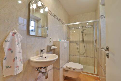 Tageslichtduschbad im Erdgeschoss - 