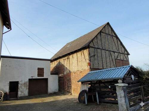Nebengebäude und Garage - 7 Zimmer Einfamilienhaus in Wied