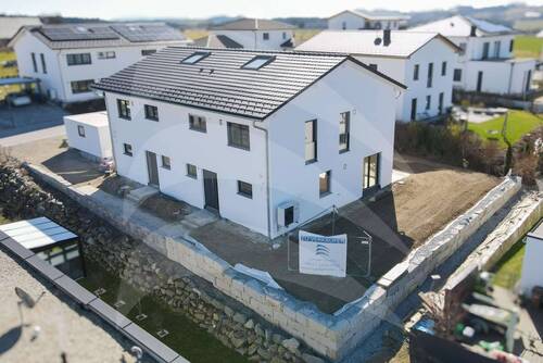 Außenansicht - Lichtdurchflutete und moderne Doppelhaushälfte in Aicha vorm Wald