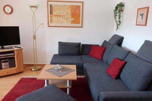 Wohnzimmer mit Sitzgarnitur - Etagenwohnung mit 60,00 m² in Oberstdorf zum Kaufen