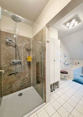 Tageslichtbadezimmer OG - 