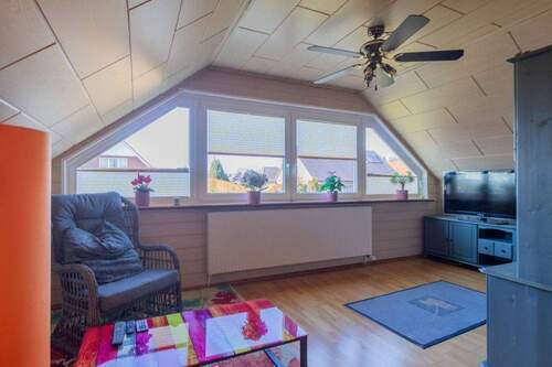 Tolle Fensterfront mit Blick in den Garten - 