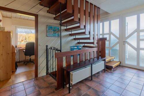 Eingangsbereich mit Blick ins Arbeitszimmer - 