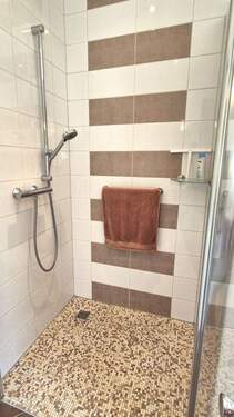 Bad mit flacher Dusche - 